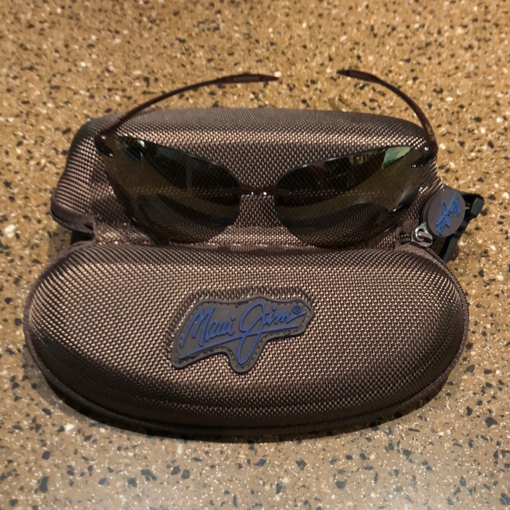 Maui Jim Sunglasses.       Small blemish on left lens.
